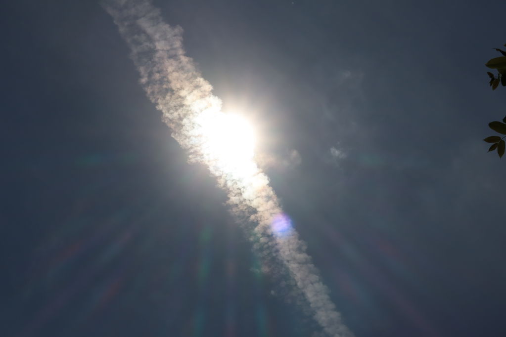 飛行機雲と太陽
