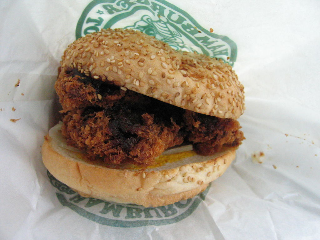 ラッキーピエロの「くじら味噌カツバーガー」
クジラ自体が薄っぺらいベーコン3枚が600円以上するのに、この安さは?
このクジラバーガーは、一生のうちに一度食べたかったんです。おいしいですよ。
お店の2番人気だそうです。
キーワード: 渡島エリア